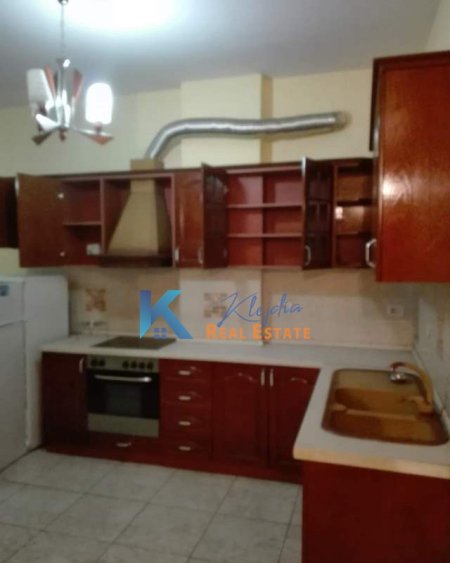 Tirane, jap me qera apartament 2+1+Ballkon Kati 5, 100 m² 500 € (Kthesa e Kamzes, afer Pallatit te Verdhe)