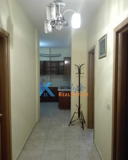 Tirane, jap me qera apartament 2+1+Ballkon Kati 5, 100 m² 500 € (Kthesa e Kamzes, afer Pallatit te Verdhe)