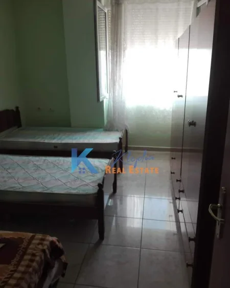 Tirane, jap me qera apartament 2+1+Ballkon Kati 5, 100 m² 500 € (Kthesa e Kamzes, afer Pallatit te Verdhe)