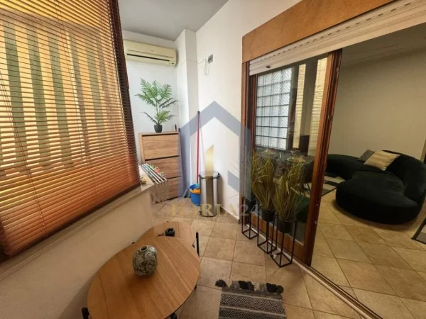 Tirane, jap me qera 2+1 Kati 5, 98 m² 800 € (9 Kateshet)
