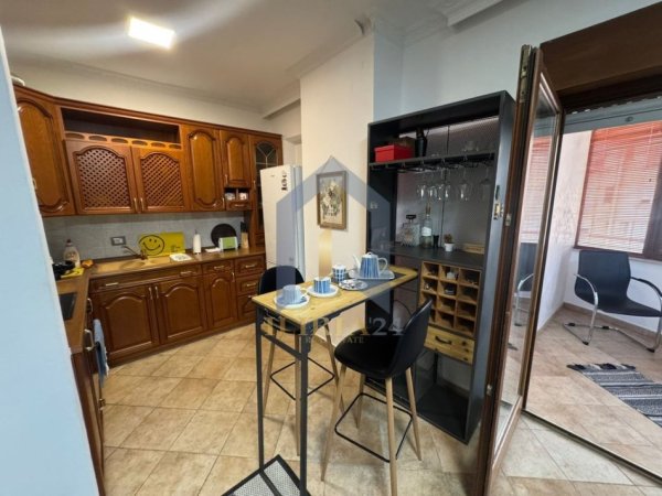 Tirane, jap me qera 2+1 Kati 5, 98 m² 800 € (9 Kateshet)