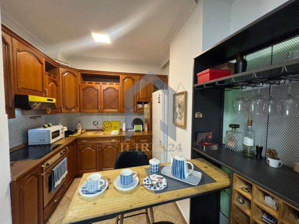 Tirane, jap me qera 2+1 Kati 5, 98 m² 800 € (9 Kateshet)