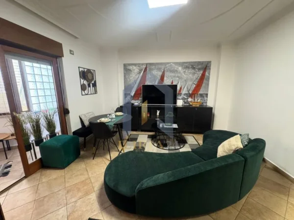 Tirane, jap me qera 2+1 Kati 5, 98 m² 800 € (9 Kateshet)