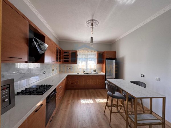 Durres, jepet me qera shtepi Kati 3, 100 m² 500 € 