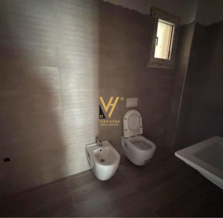Tirane, jepet me qera zyre Kati 6, 100 m² 600 € (LAPRAKE)
