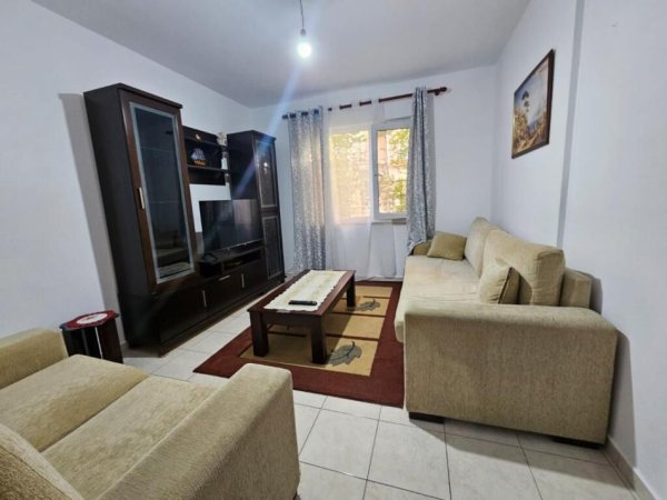 Tirane, jepet me qera apartament 1+1+Ballkon Kati 1, 70 m² 510 € (Laprake /Blloku Gintash)