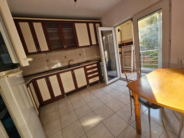 Tirane, jepet me qera apartament 1+1+Ballkon Kati 1, 70 m² 510 € (Laprake /Blloku Gintash)
