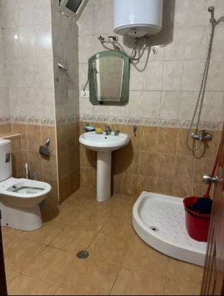 Tirane, jepet me qera apartament 1+1+Ballkon Kati 1, 70 m² 510 € (Laprake /Blloku Gintash)