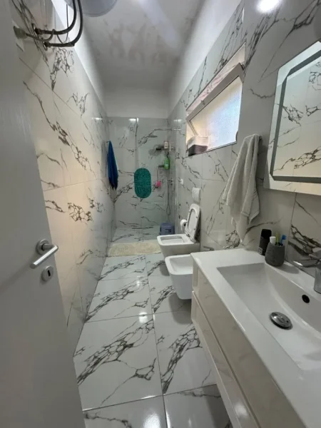 Tirane, jepet me qera apartament duplex , 500 € (Kamez)