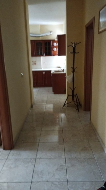 Tirane, jepet me qera apartament 2+1+Ballkon Kati 5, 97 m² 500 € (PERBALL SPITALIT HYGEA, TERMINALI I AUTOBUZAVE)