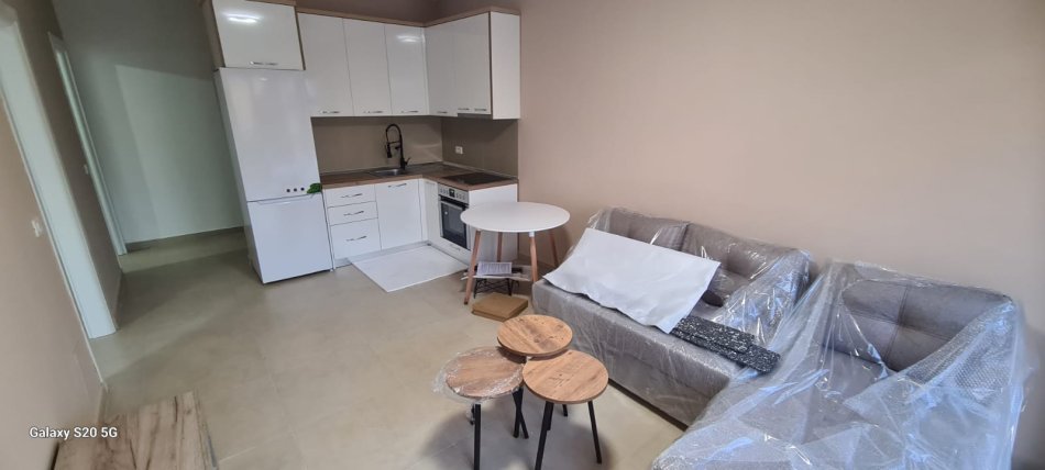 Tirane, jepet me qera apartament 1+1 Kati 2, 60 m² 550 € (SHKOLLA E KUQE)
