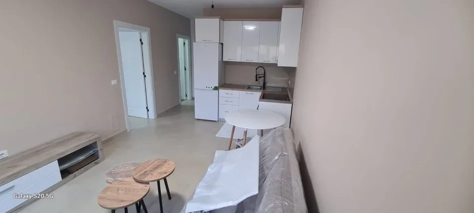 Tirane, jepet me qera apartament 1+1 Kati 2, 60 m² 550 € (SHKOLLA E KUQE)