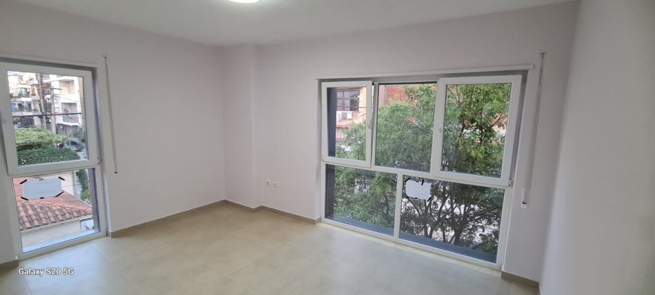 Tirane, jepet me qera apartament 1+1 Kati 2, 60 m² 550 € (SHKOLLA E KUQE)