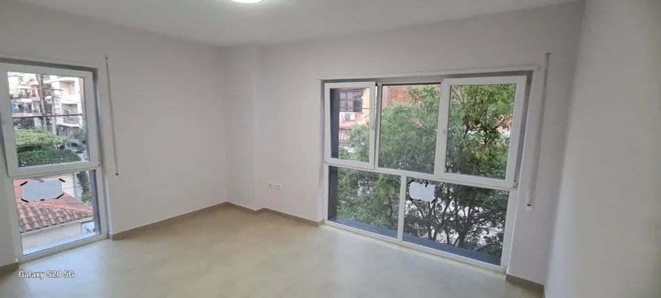 Tirane, jepet me qera apartament 1+1 Kati 2, 60 m² 550 € (SHKOLLA E KUQE)