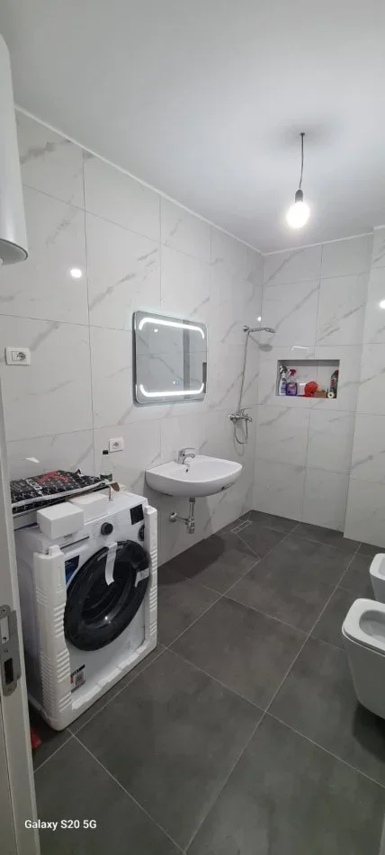 Tirane, jepet me qera apartament 1+1 Kati 2, 60 m² 550 € (SHKOLLA E KUQE)