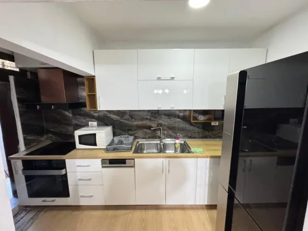 Tirane, jepet me qera apartament 1+1 Kati 1, 500 € 