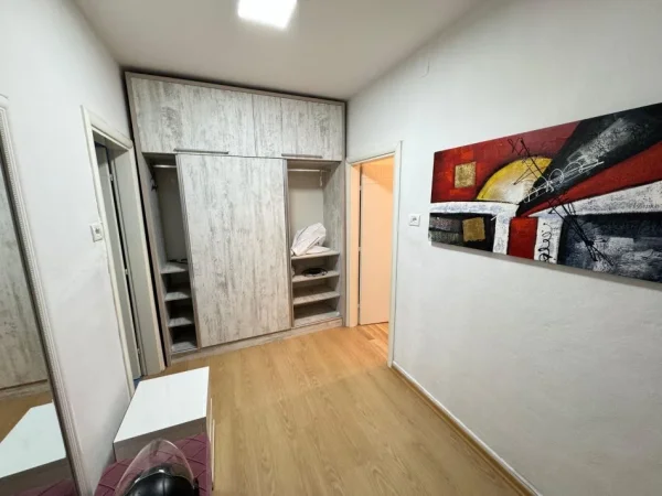 Tirane, jepet me qera apartament 1+1 Kati 1, 500 € 