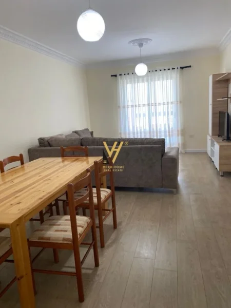 Tirane, jepet me qera apartament 2+1+Ballkon Kati 7, 105 m² 550 € (LAPRAKE)