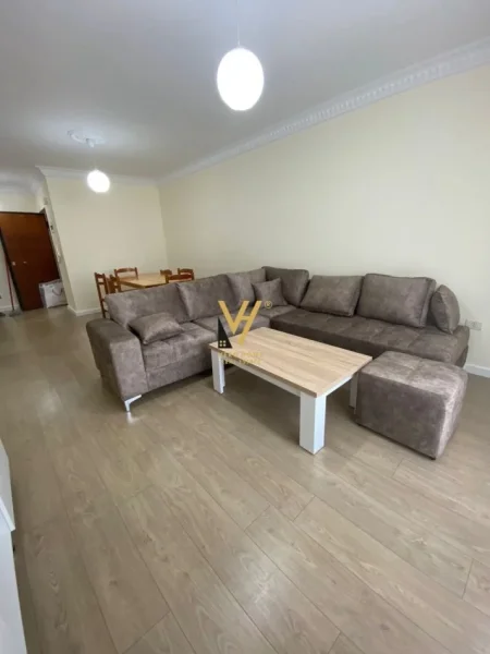 Tirane, jepet me qera apartament 2+1+Ballkon Kati 7, 105 m² 550 € (LAPRAKE)