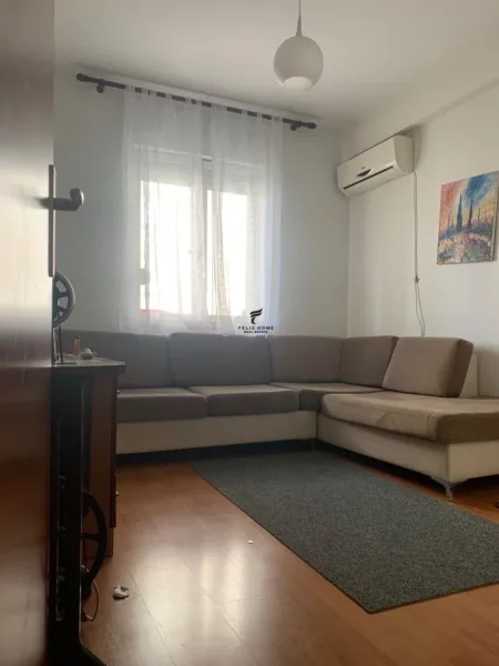 Tirane, jepet me qera apartament 1+1 Kati 3, 65 m² 500 € (KRISTAL CENTER)