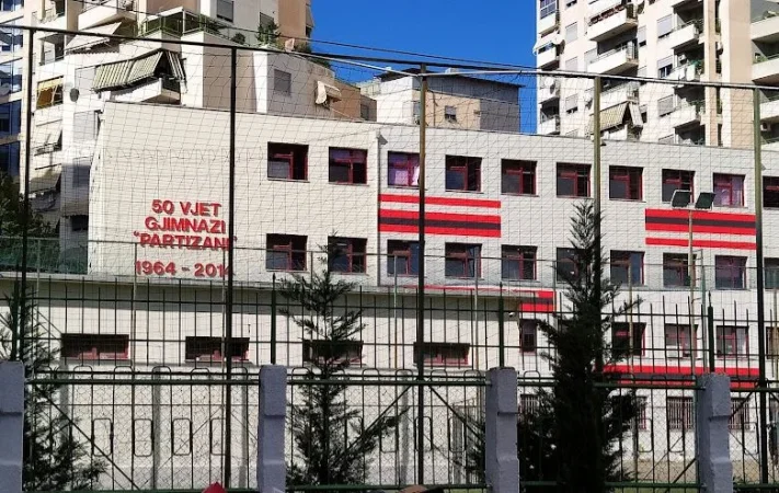 Tirane, jepet me qera apartament 2+1+Ballkon Kati 3, 100 m² 400 € (RRUGA E DIBRES)