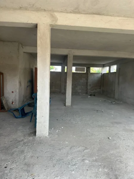 Durres, jepet me qera ambjent biznesi Kati 0, 350 m² 400 € (Prane Vala Park, Lagjia 18)