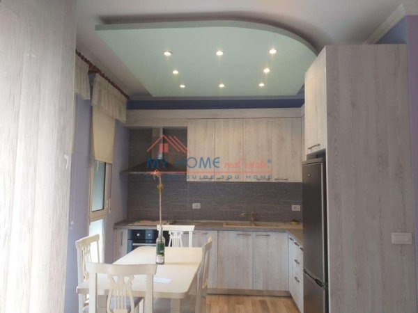 Tirane, jepet me qera apartament 1+1+Ballkon Kati 6, 76 m² 700 € (Pazari i Ri)