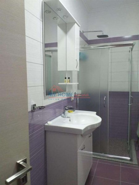 Tirane, jepet me qera apartament 1+1+Ballkon Kati 6, 76 m² 700 € (Pazari i Ri)