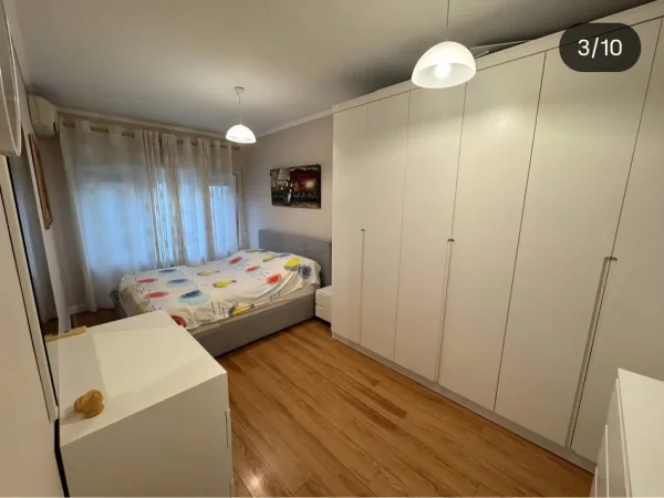 Tirane, jepet me qera apartament 2+1+Ballkon Kati 1, 90 m² 700 € (KODRA E DIELLIT)