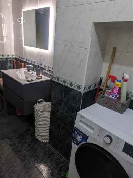 Tirane, jepet me qera apartament 2+1 Kati 3, 77 m² 600 € (GJYKATA)