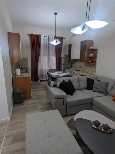 Tirane, jepet me qera apartament 2+1 Kati 3, 77 m² 600 € (GJYKATA)