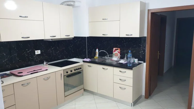 Tirane, jepet me qera apartament 2+1+Ballkon Kati 2, 98 m² 450 € (FRESKU)