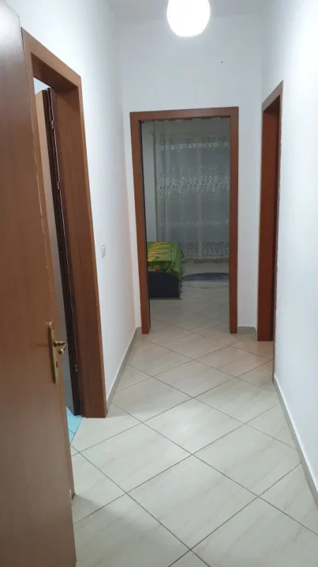Tirane, jepet me qera apartament 2+1+Ballkon Kati 2, 98 m² 450 € (FRESKU)