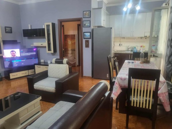 Tirane, jepet me qera apartament 2+1+Ballkon Kati 1, 110 m² 500 € (Tek Restorant Fresku)