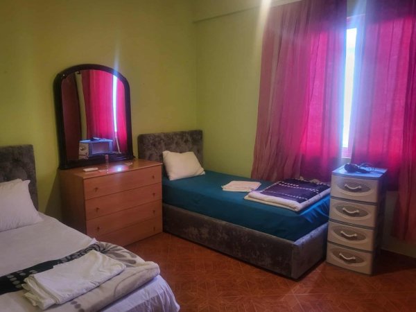 Tirane, jepet me qera apartament 2+1+Ballkon Kati 1, 110 m² 500 € (Tek Restorant Fresku)