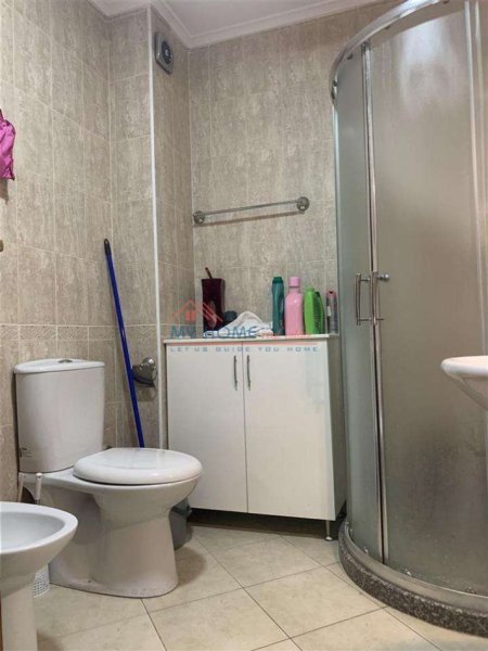 Tirane, jepet me qera apartament 1+1+Ballkon Kati 3, 65 m² 600 € (Komuna E Parisit)