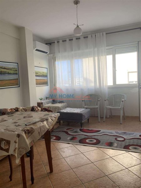 Tirane, jepet me qera apartament 1+1+Ballkon Kati 3, 65 m² 600 € (Komuna E Parisit)