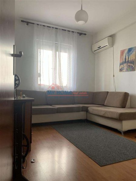 Tirane, jepet me qera apartament 1+1+Ballkon Kati 3, 65 m² 600 € (Komuna E Parisit)