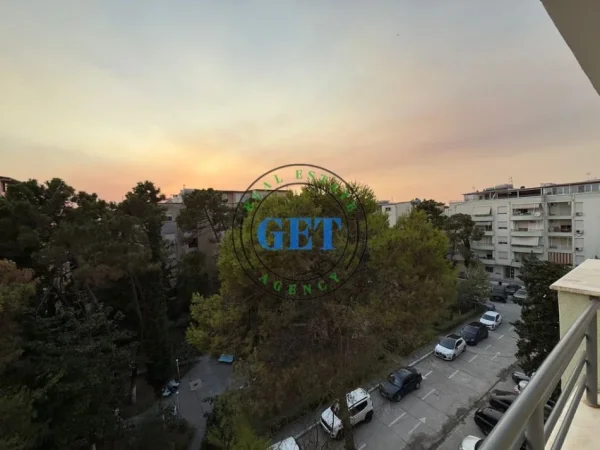 Durres, jepet me qera apartament 2+1 Kati 5, 95 m² 300 € (Golem)