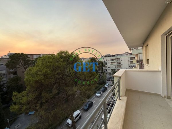 Durres, jepet me qera apartament 2+1 Kati 5, 95 m² 300 € (Golem)