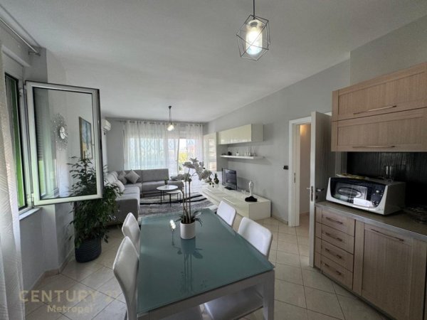 Tirane, jepet me qera apartament 2+1 Kati 10, 125 m² 1.200 € (ISH BLLOK)