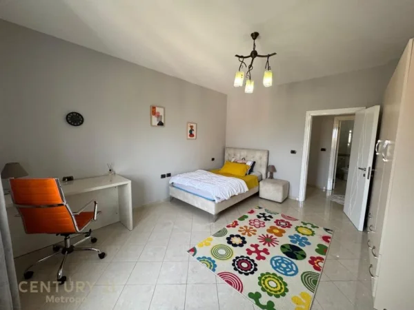 Tirane, jepet me qera apartament 2+1 Kati 10, 125 m² 1.200 € (ISH BLLOK)