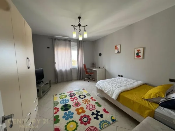 Tirane, jepet me qera apartament 2+1 Kati 10, 125 m² 1.200 € (ISH BLLOK)
