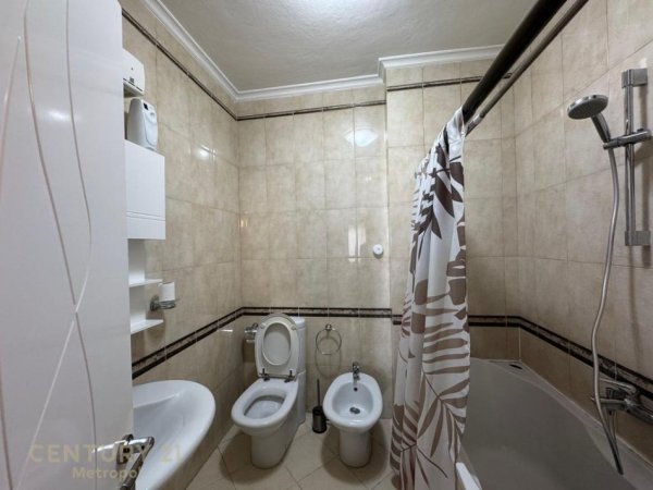 Tirane, jepet me qera apartament 2+1 Kati 10, 125 m² 1.200 € (ISH BLLOK)