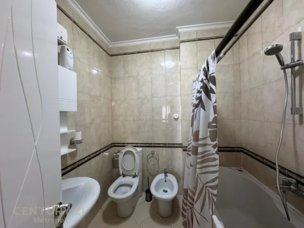 Tirane, jepet me qera apartament 2+1 Kati 10, 125 m² 1.200 € (ISH BLLOK)