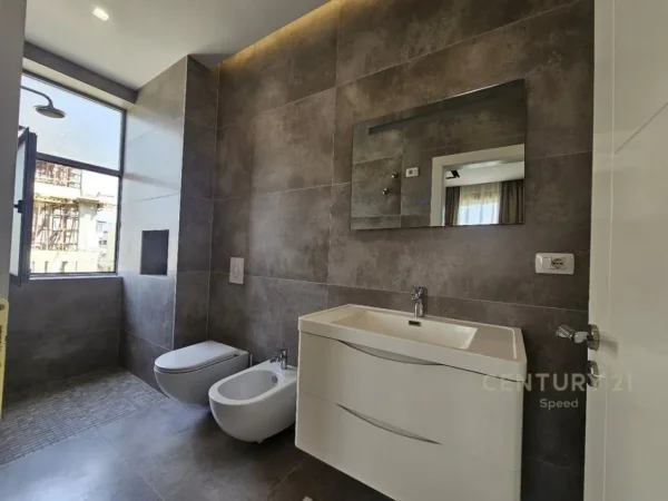 Tirane, jepet me qera apartament 2+1 Kati 3, 95 m² 850 € (Hotel Radisson)