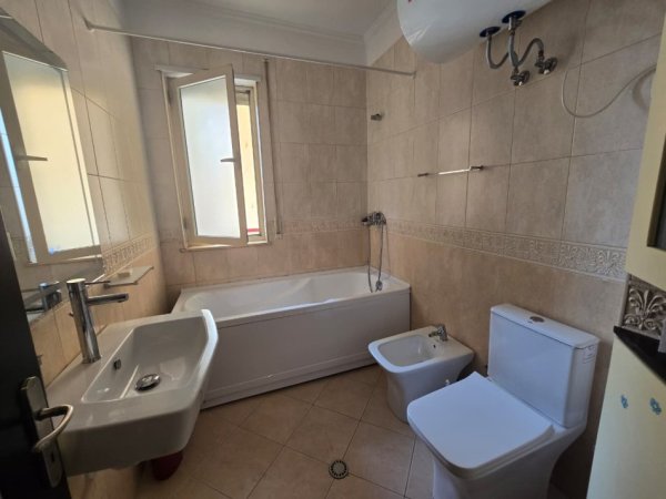 Tirane, jepet me qera apartament 2+1+Aneks+Ballkon Kati 5, 105 m² 900 € (Rruga Milto Tutulani)