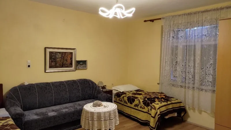 Tirane, jepet me qera Vile 2+1 Kati 1, 90 m² 550 € (PRANE QENDRES)