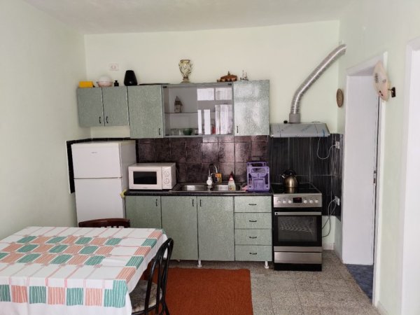 Tirane, jepet me qera Vile 2+1 Kati 1, 90 m² 550 € (PRANE QENDRES)