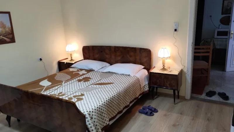 Tirane, jepet me qera Vile 2+1 Kati 1, 90 m² 550 € (PRANE QENDRES)